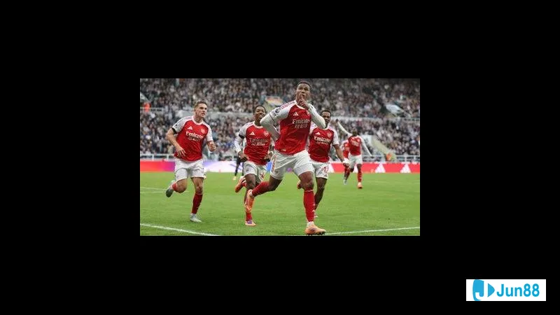 Cầu thủ của Basel đang dốc lòng chạy theo bóng, quyết tâm tiến vào vị trí đối thủ Stuttgart Cầu thủ của Basel đang dốc lòng chạy theo bóng, quyết tâm tiến vào vị trí đối thủ…