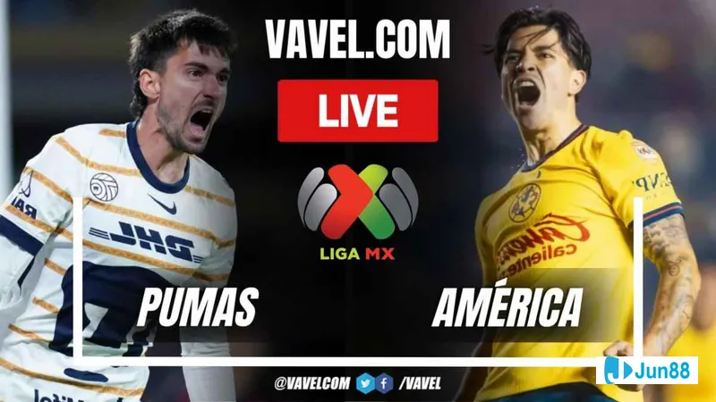 Cầu thủ của Club America với UNAM Pumas tranh chấp quả bóng trên sân cỏ Cầu thủ của Club America với UNAM Pumas tranh chấp quả bóng trên sân cỏ