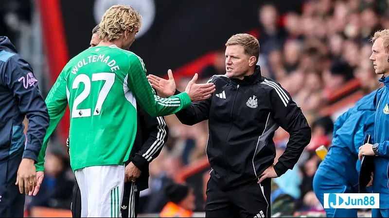 Cầu thủ Newcastle đang cố gắng giữ bóng trước sự áp đảo của Bradford City