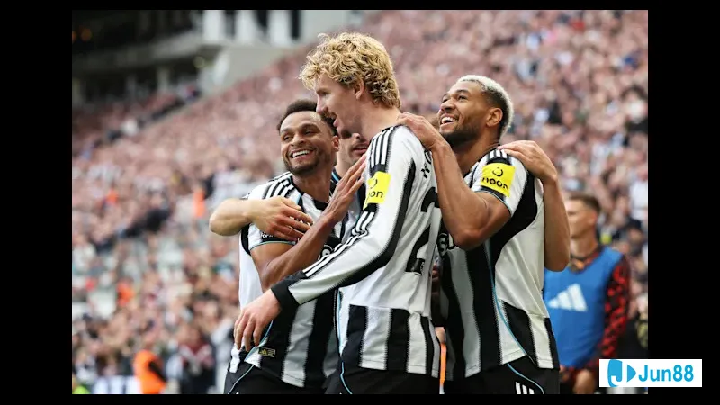 Cầu thủ Newcastle vượt qua cầu thủ Bradford City trong trận đấu