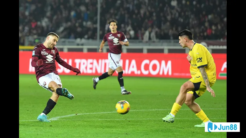 Cầu thủ Parma vượt qua cầu thủ Torino trong trận đấu bóng đá Cầu thủ Parma vượt qua cầu thủ Torino trong trận đấu bóng đá