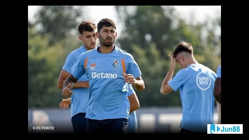 Cầu thủ Salzburg vượt qua cầu thủ Porto với tốc độ nhanh trên sân cỏ