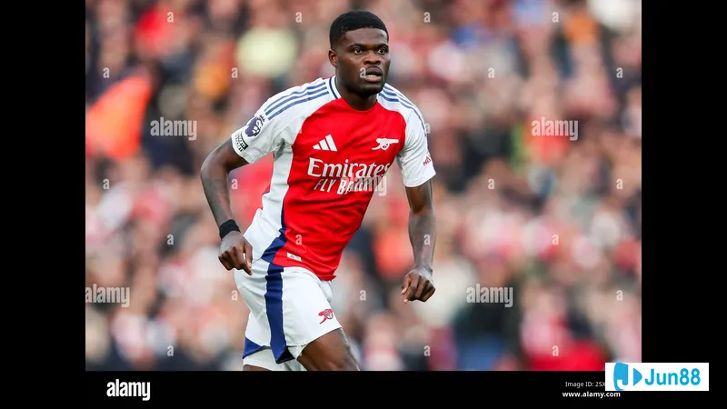 Cầu thủ Arsenal với trang phục đỏ đang nỗ lực vượt qua cầu thủ West Ham trong trận đấu