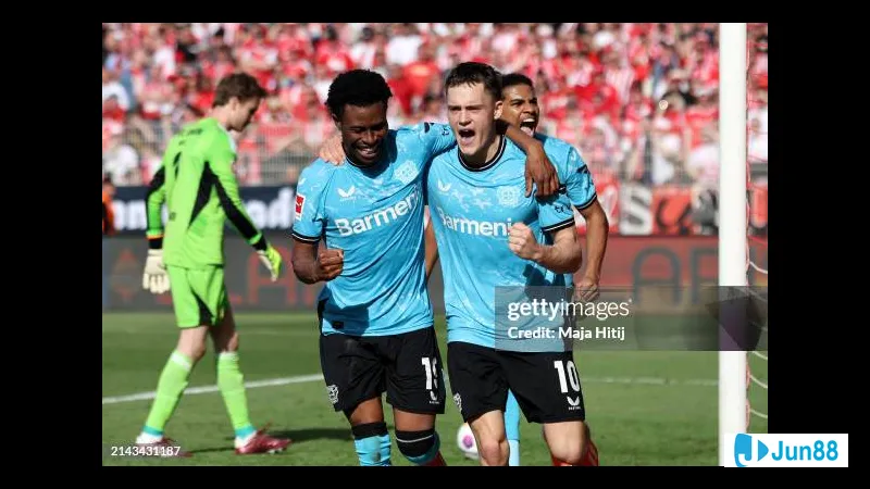 Cầu thủ của Bayer Leverkusen vượt qua phòng ngự của Union Berlin trên sân cỏ