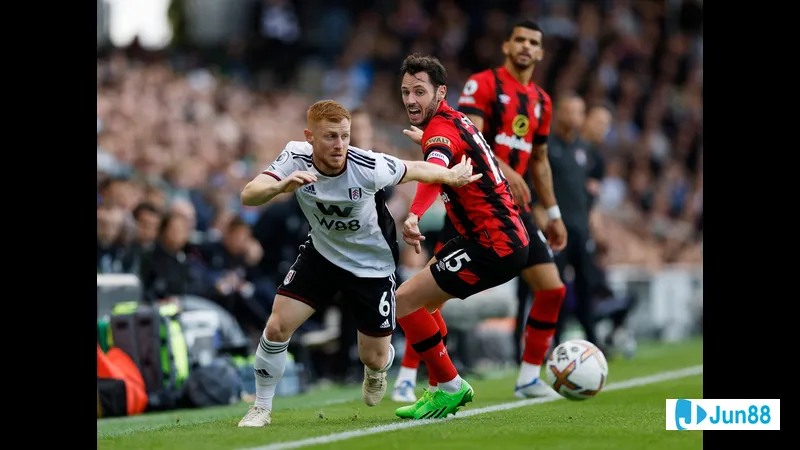 Cầu thủ Bournemouth dứt điểm mạnh từ ngoài vòng cấm, bóng đi chệch cột dọc khung thành…