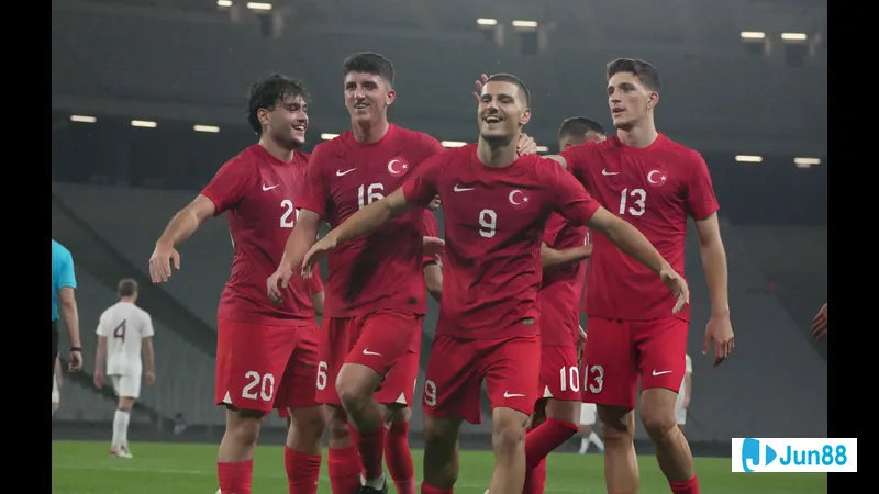 Cầu thủ Bulgaria nỗ lực ngăn chặn cầu thủ Thổ Nhĩ Kỳ tiến lên phía trước trong trận đấu bóng đá. Cầu thủ Bulgaria nỗ lực ngăn chặn cầu thủ Thổ Nhĩ Kỳ tiến lên phía trước trong trận đấu…