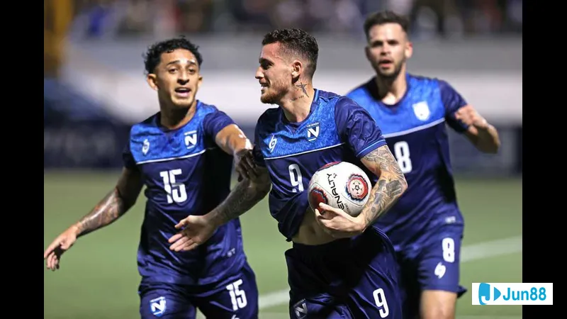 Cầu thủ Costa Rica vượt qua hậu vệ Nicaragua trong trận đấu bóng đá Cầu thủ Costa Rica vượt qua hậu vệ Nicaragua trong trận đấu bóng đá