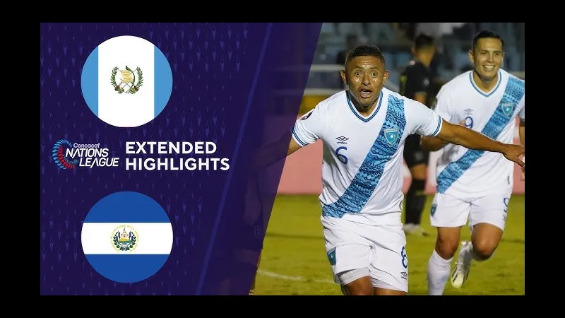 Cầu thủ El Salvador với nỗ lực dũng mãnh bám bóng trước cầu thủ Guatemala trong trận đấu…