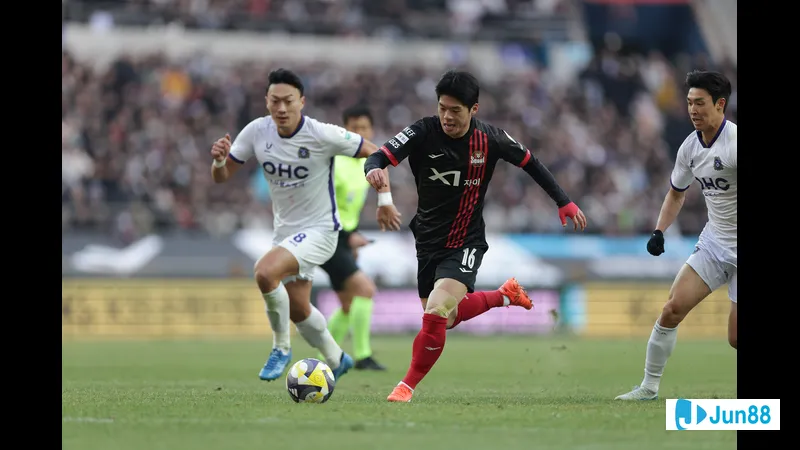 Cầu thủ Gangwon dùng kỹ thuật đi bóng để vượt qua phòng ngự của Anyang