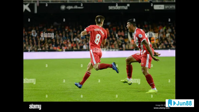 Cầu thủ của Girona đang tạo ra khoảnh khắc nguy hiểm trước hàng thủ của Valencia Cầu thủ của Girona đang tạo ra khoảnh khắc nguy hiểm trước hàng thủ của Valencia