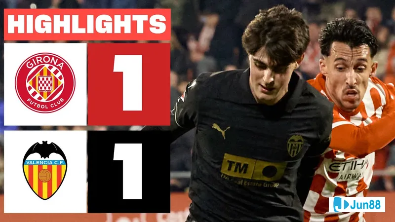 Cầu thủ của đội Girona lao vào tranh chấp bóng với cầu thủ của đội Valencia trong trận đấu Cầu thủ của đội Girona lao vào tranh chấp bóng với cầu thủ của đội Valencia trong trận đấu