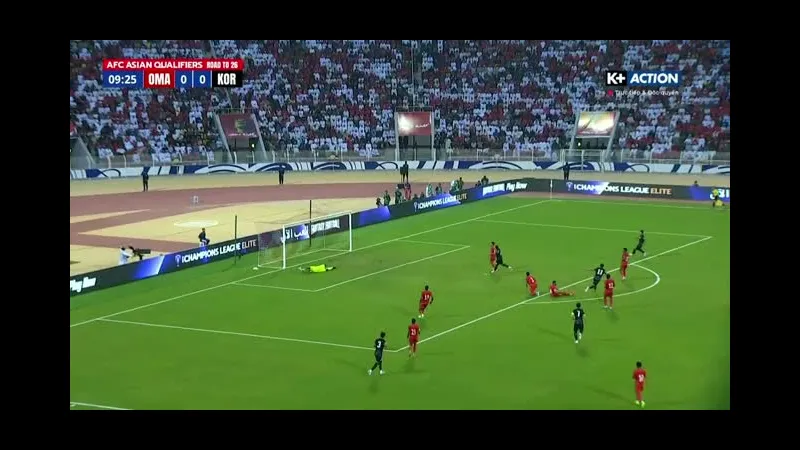 Cầu thủ Hàn Quốc chạy với bóng trước sự truy đuổi của cầu thủ Paraguay