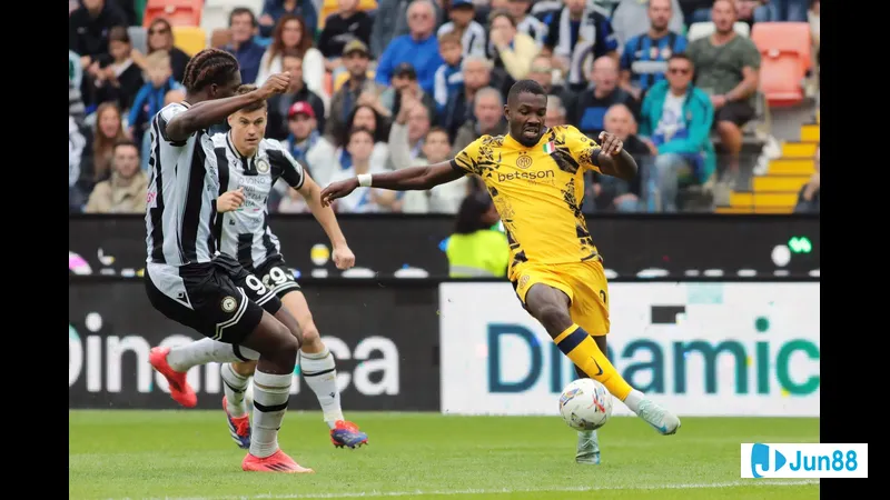 Cầu thủ của Inter vượt qua phòng ngự của Cremonese trong trận đấu - "Inter" vs "Cremonese"