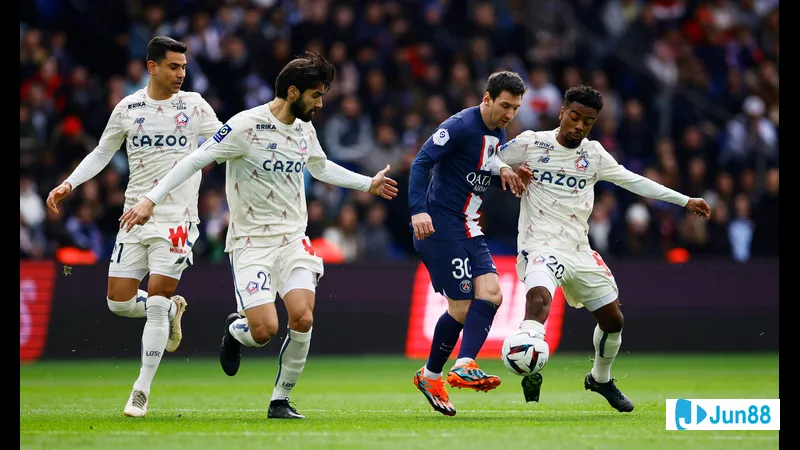 Hậu vệ của PSG cố gắng chặn đứng pha tấn công của tiền đạo Lille trên sân cỏ Hậu vệ của PSG cố gắng chặn đứng pha tấn công của tiền đạo Lille trên sân cỏ