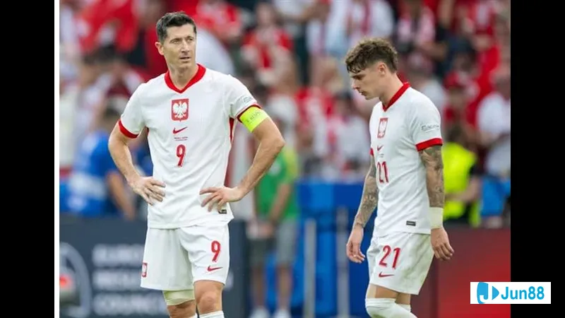 Cầu thủ Ba Lan vượt qua cầu thủ Lithuania trên sân cỏ Cầu thủ Ba Lan vượt qua cầu thủ Lithuania trên sân cỏ