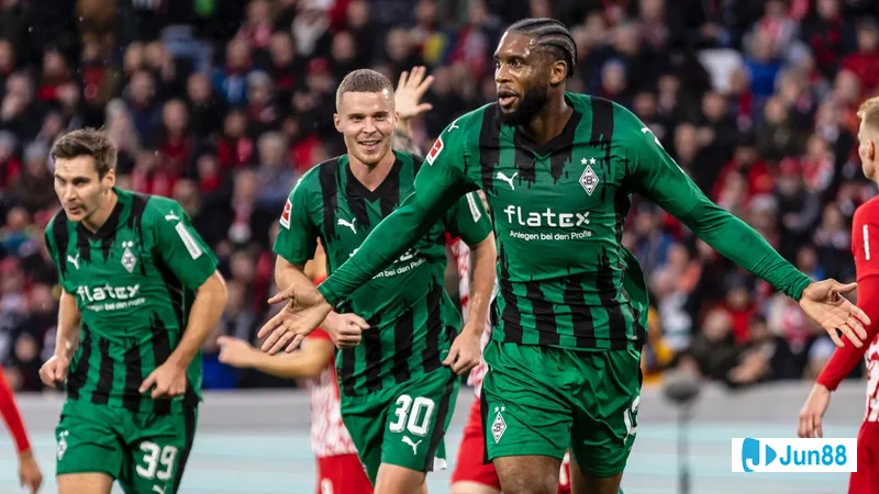 Cầu thủ của Monchengladbach tung cú sút mạnh vào khung thành của Freiburg