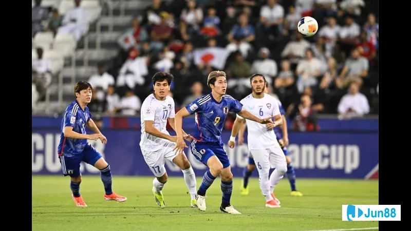 Cầu thủ Nhật Bản kiểm soát bóng trước sự áp đảo của cầu thủ Paraguay trong trận đấu. Cầu thủ Nhật Bản kiểm soát bóng trước sự áp đảo của cầu thủ Paraguay trong trận đấu.