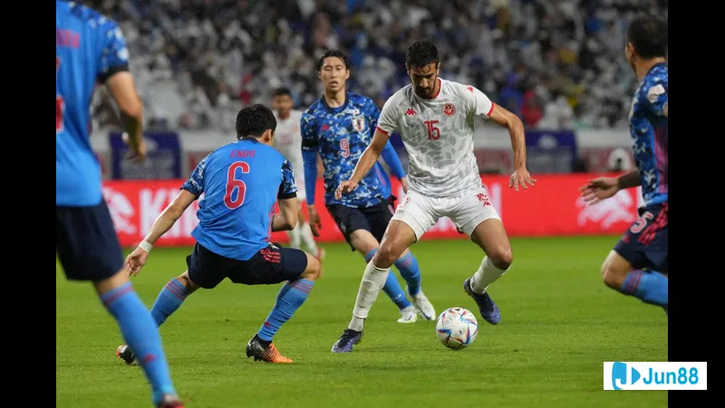 Cầu thủ Nhật Bản nỗ lực chống chọi với cầu thủ Paraguay để giành quyền kiểm soát bóng Cầu thủ Nhật Bản nỗ lực chống chọi với cầu thủ Paraguay để giành quyền kiểm soát bóng