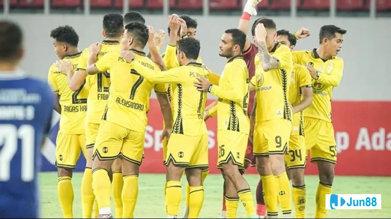 Cầu thủ Persiku Kudus với bóng trước Barito Putera trong trận đấu bóng đá Cầu thủ Persiku Kudus với bóng trước Barito Putera trong trận đấu bóng đá