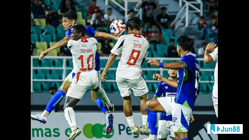 Cầu thủ Persiku Kudus chiến đấu quyết liệt để giữ bóng trước sự áp đảo từ đối thủ Barito Putera Cầu thủ Persiku Kudus chiến đấu quyết liệt để giữ bóng trước sự áp đảo từ đối thủ Barito…