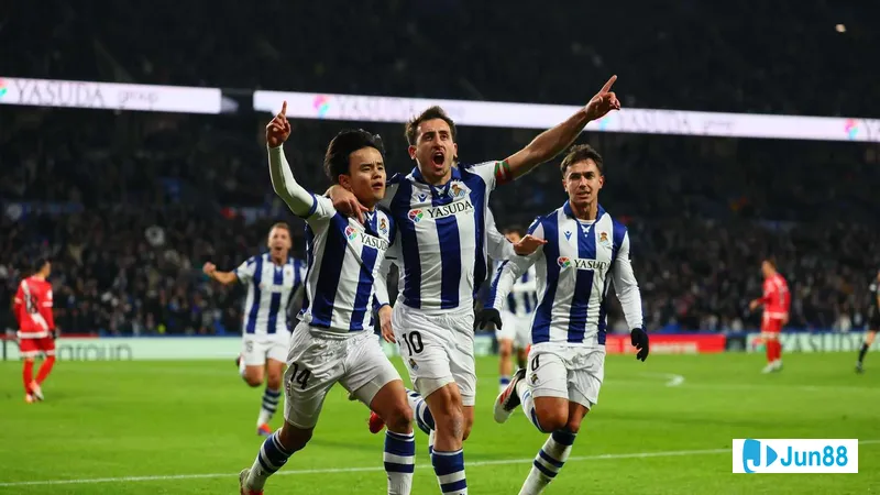 Cầu thủ của Real Sociedad vượt qua hậu vệ Rayo Vallecano trong trận đấu bóng đá