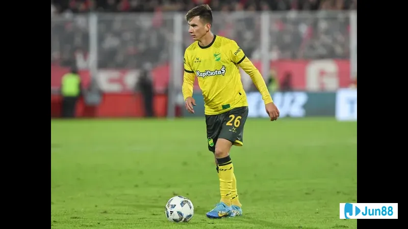 Cầu thủ của Tigre chống chọi với cầu thủ của Defensa y Justicia trong trận đấu sôi động