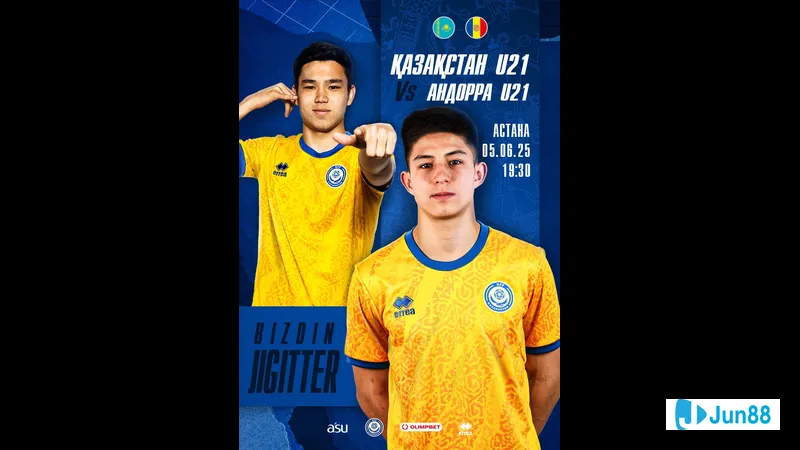 Cầu thủ U21 Andorra áo đỏ đi bóng trước cầu thủ U21 Kazakhstan áo trắng trên sân cỏ
