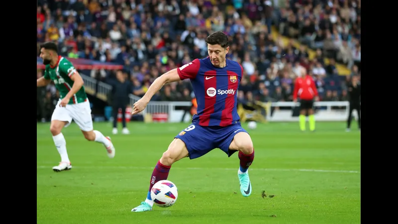 Cầu thủ Barca với bóng trước Alaves trong trận đấu