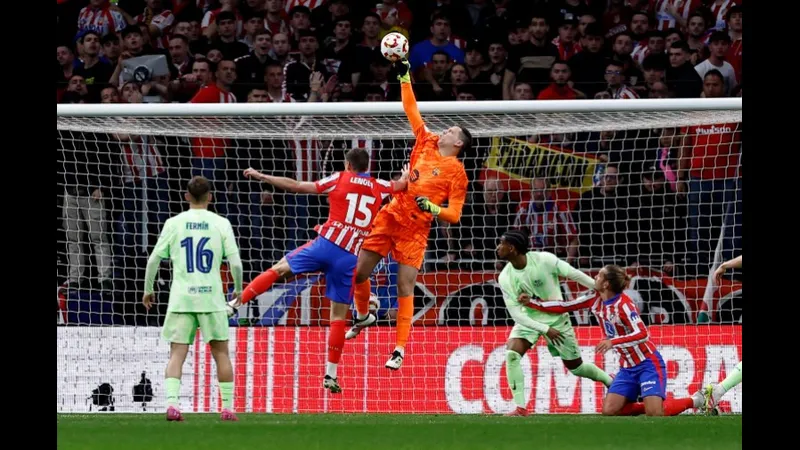 Cầu thủ Barca vượt qua cầu thủ Atletico Madrid bằng kỹ thuật đi bóng tinh tế