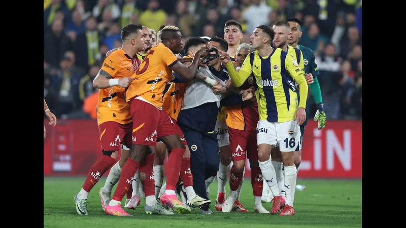 Cầu thủ của Fenerbahce nổ súng trước Galatasaray trong trận đấu căng thẳng
