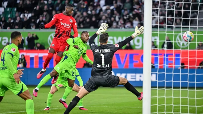 Cầu thủ Frankfurt với tình thần quyết tâm chống lại đối thủ Wolfsburg Cầu thủ Frankfurt với tình thần quyết tâm chống lại đối thủ Wolfsburg