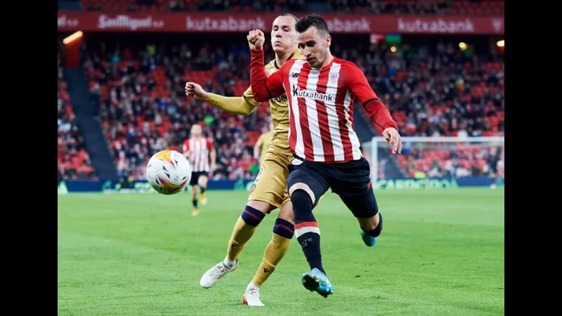 Cầu thủ Levante nỗ lực chống chọi với cầu thủ Athletic Bilbao để giành quyền kiểm soát bóng. Cầu thủ Levante nỗ lực chống chọi với cầu thủ Athletic Bilbao để giành quyền kiểm soát…
