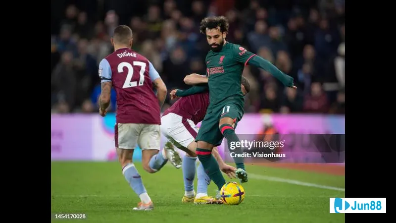 Cầu thủ Liverpool với sự quyết tâm vượt qua hàng phòng ngự của Aston Villa