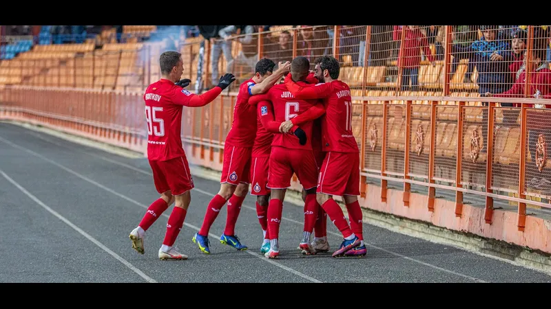 Cầu thủ của Pyunik Yerevan và Ararat Armenia đang tranh chấp bóng trên sân cỏ