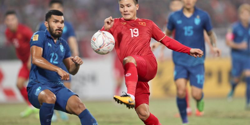 Khoảnh khắc cú đúp sút xa Quang Hải trước Thái Lan – bán kết AFF Cup