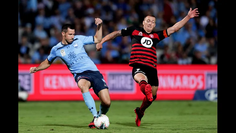 Cầu thủ của WS Wanderers dốc sức chạy tới bóng trước sự áp sát từ cầu thủ Sydney FC