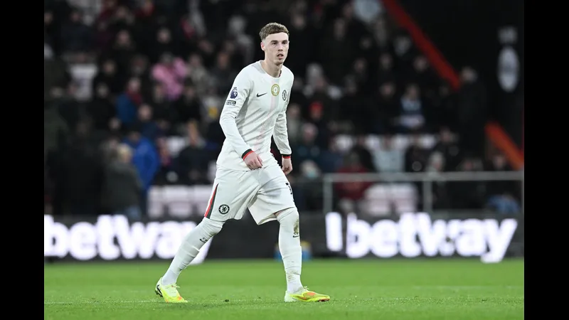 Cầu thủ Atalanta dùng kỹ thuật vượt qua cầu thủ Chelsea trên sân cỏ