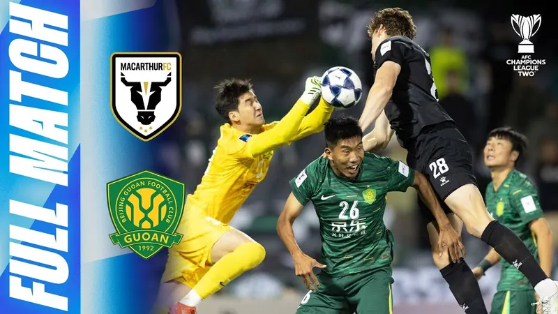 Cầu thủ của Beijing Guoan chiến đấu quyết liệt với cầu thủ của Macarthur FC trên sân cỏ