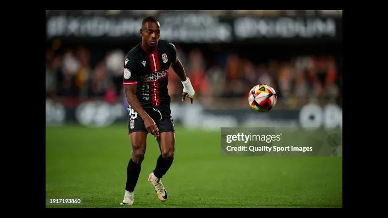 Cầu thủ Cartagena chống chọi với cầu thủ Valencia trong trận đấu đầy quyết liệt. Cầu thủ Cartagena chống chọi với cầu thủ Valencia trong trận đấu đầy quyết liệt.