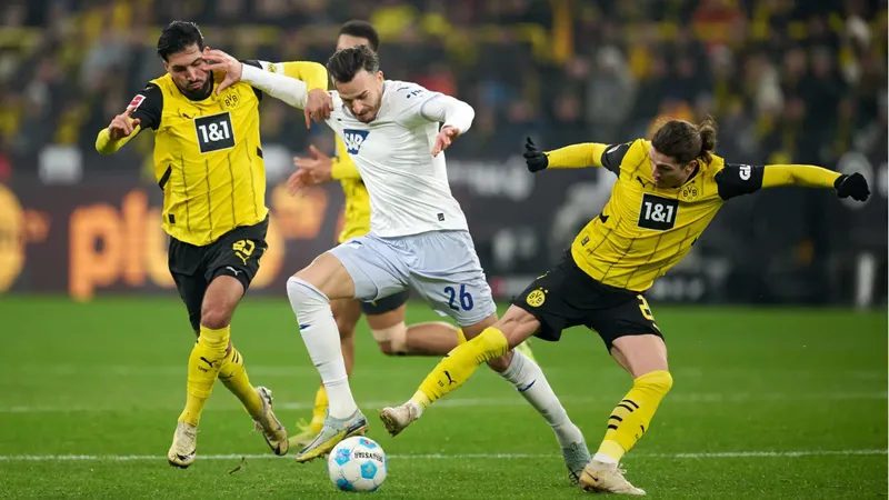 Cầu thủ Dortmund vượt qua hậu vệ Hoffenheim bằng kỹ thuật đi bóng tinh tế Cầu thủ Dortmund vượt qua hậu vệ Hoffenheim bằng kỹ thuật đi bóng tinh tế