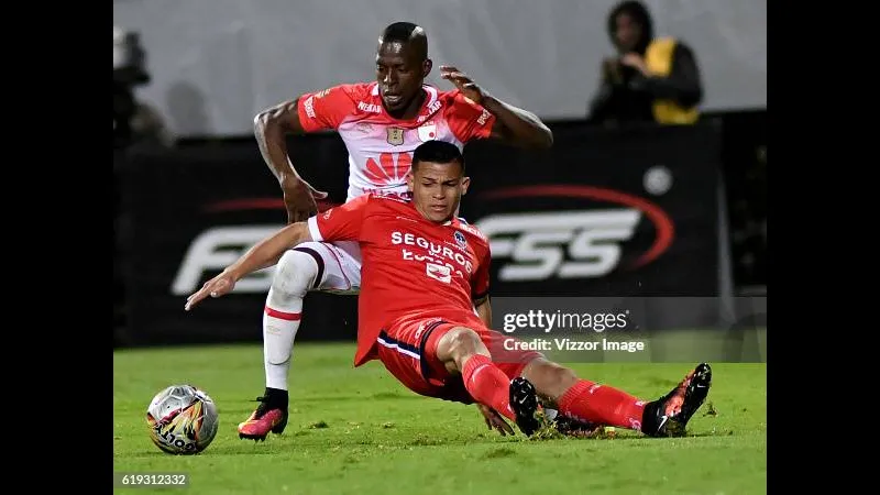 Cầu thủ của Fortaleza chiến đấu gay gắt để giữ bóng khỏi Santa Fe Cầu thủ của Fortaleza chiến đấu gay gắt để giữ bóng khỏi Santa Fe