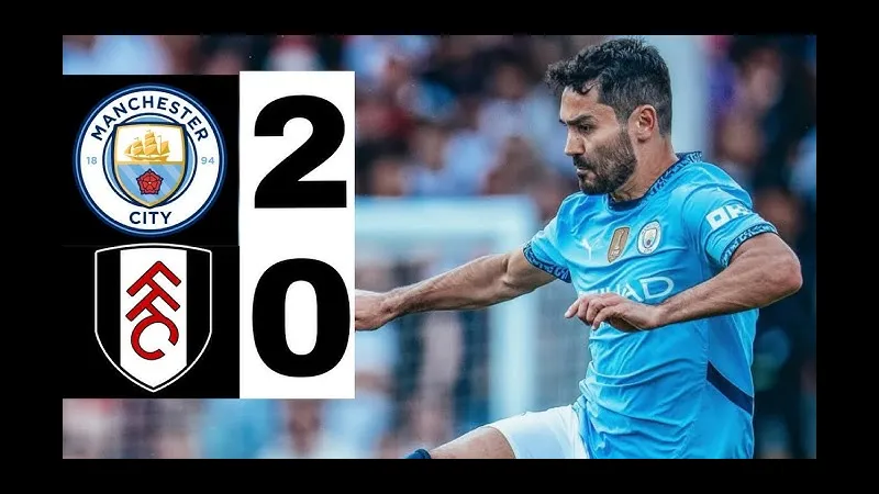 Cầu thủ Fulham đang vượt qua cầu thủ Man City trên sân cỏ