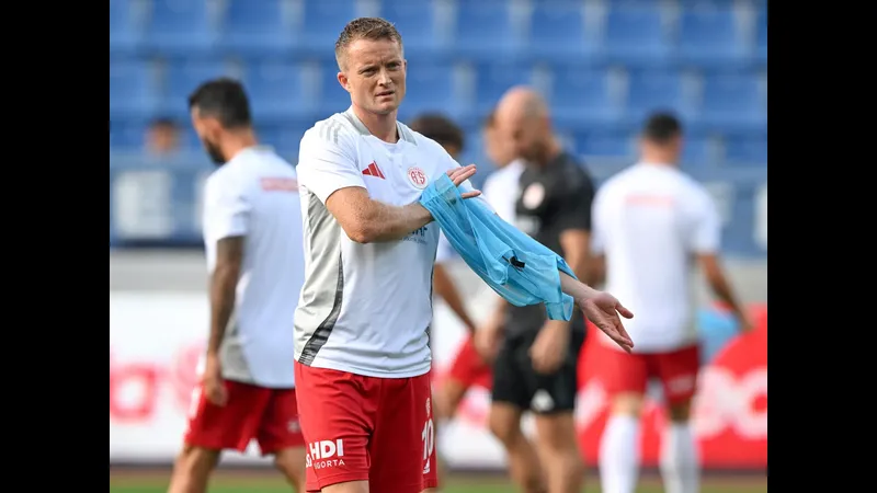 Cầu thủ Kasimpasa với chiếc áo màu đỏ đang cố gắng ngăn chặn cầu thủ Genclerbirligi đang…