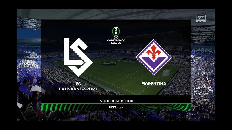 Cầu thủ Lausanne chống chọi với cầu thủ Fiorentina để giành quyền kiểm soát bóng