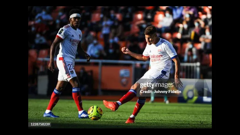 Cầu thủ Lyon tung cú sút mạnh vào khung thành Lorient trong trận đấu Cầu thủ Lyon tung cú sút mạnh vào khung thành Lorient trong trận đấu