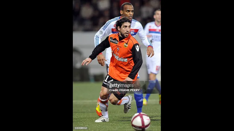 Cầu thủ Lyon vượt qua cầu thủ Lorient bằng kỹ thuật đi bóng tinh tế Cầu thủ Lyon vượt qua cầu thủ Lorient bằng kỹ thuật đi bóng tinh tế