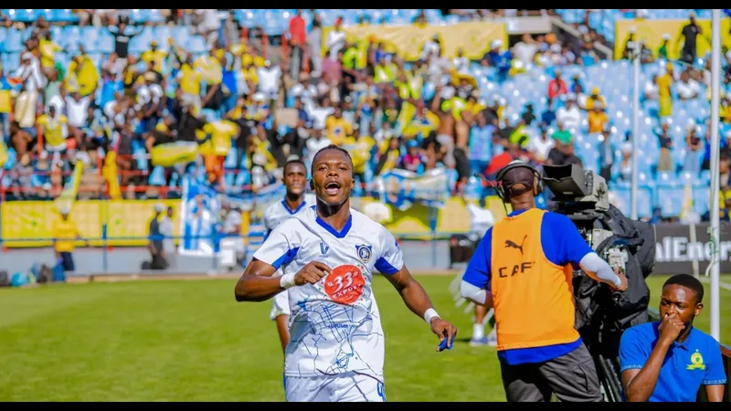 Cầu thủ của Lubumbashi Sport tung cú sút mạnh vào khung thành đối phương trong trận đấu…