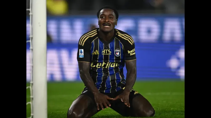 Cầu thủ của Pisa vượt qua cầu thủ Parma trong trận đấu bóng đá Cầu thủ của Pisa vượt qua cầu thủ Parma trong trận đấu bóng đá