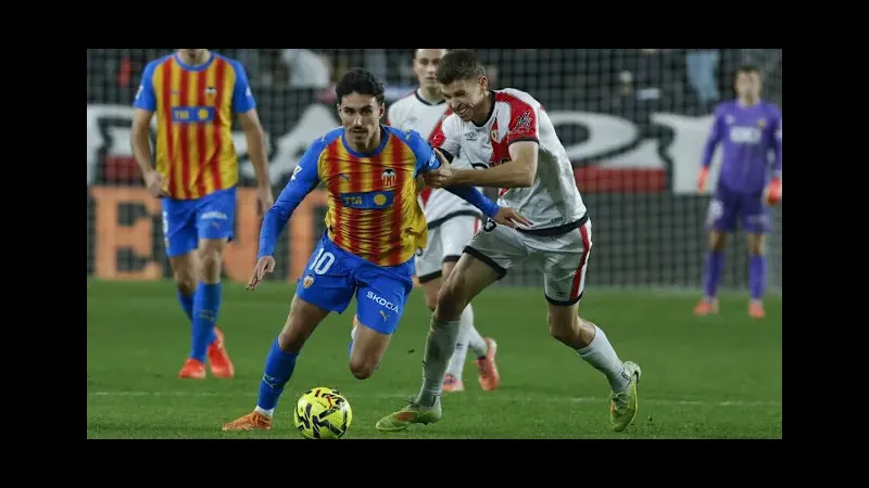 Cầu thủ Real Avila dùng kỹ thuật vượt qua cầu thủ Rayo Vallecano trong trận đấu Cầu thủ Real Avila dùng kỹ thuật vượt qua cầu thủ Rayo Vallecano trong trận đấu