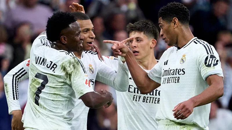 Cầu thủ Real Madrid bứt tốc trước hậu vệ Celta Vigo trong trận đấu